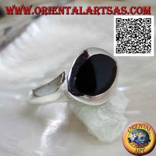 Anello in argento con onice a navetta orizzontale a filo bordo su montatura liscia