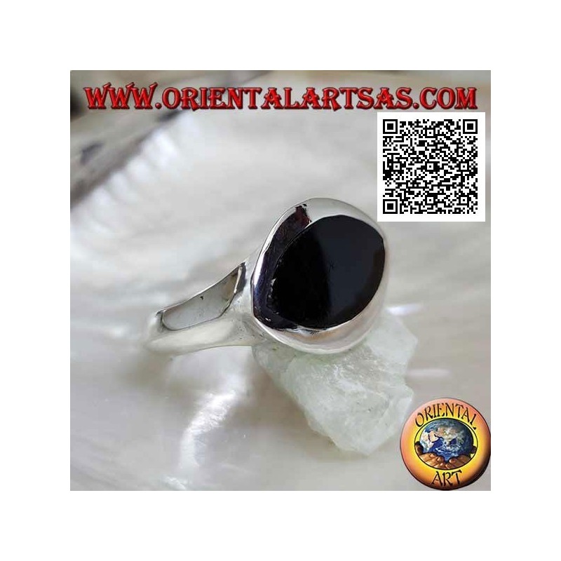 Bague en argent avec navette horizontale onyx au ras du bord sur une monture lisse
