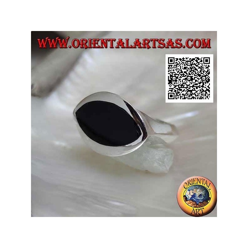 Bague en argent avec navette horizontale onyx au ras du bord sur une monture lisse