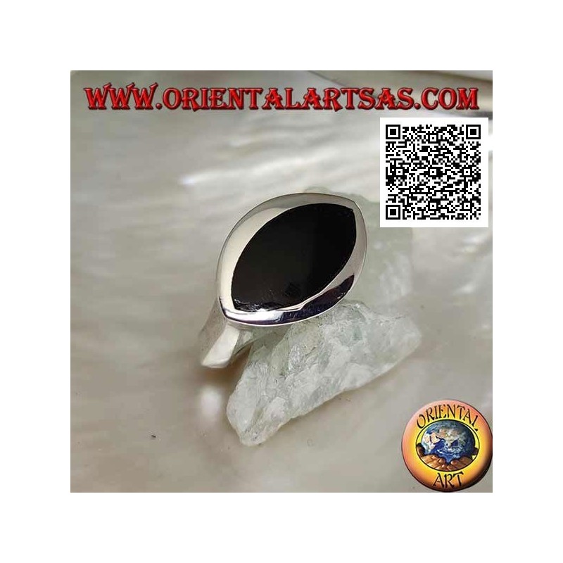 Bague en argent avec navette horizontale onyx au ras du bord sur une monture lisse
