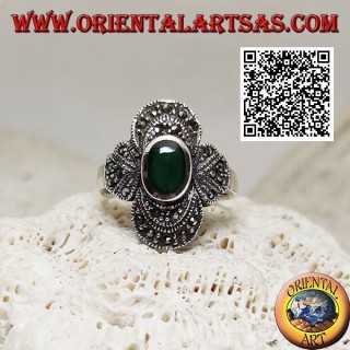 Bague en argent avec agate verte ovale entourée d'un décor concentrique parsemé de marcassite