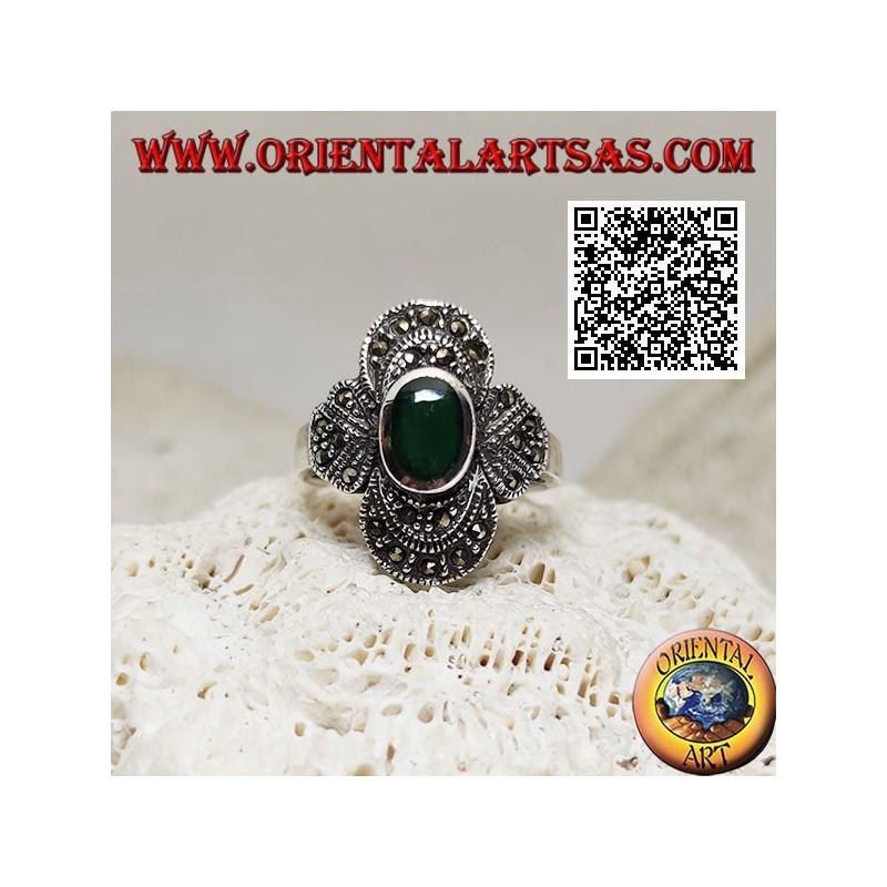 Anillo de plata con ágata verde ovalada rodeada de decoración concéntrica tachonada de marcasita