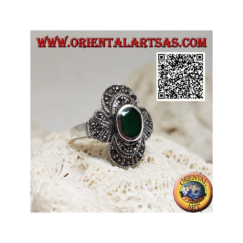 Bague en argent avec agate verte ovale entourée d'un décor concentrique parsemé de marcassite