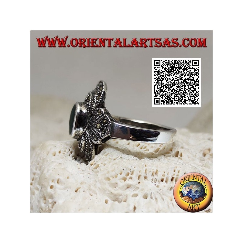 Anillo de plata con ágata verde ovalada rodeada de decoración concéntrica tachonada de marcasita
