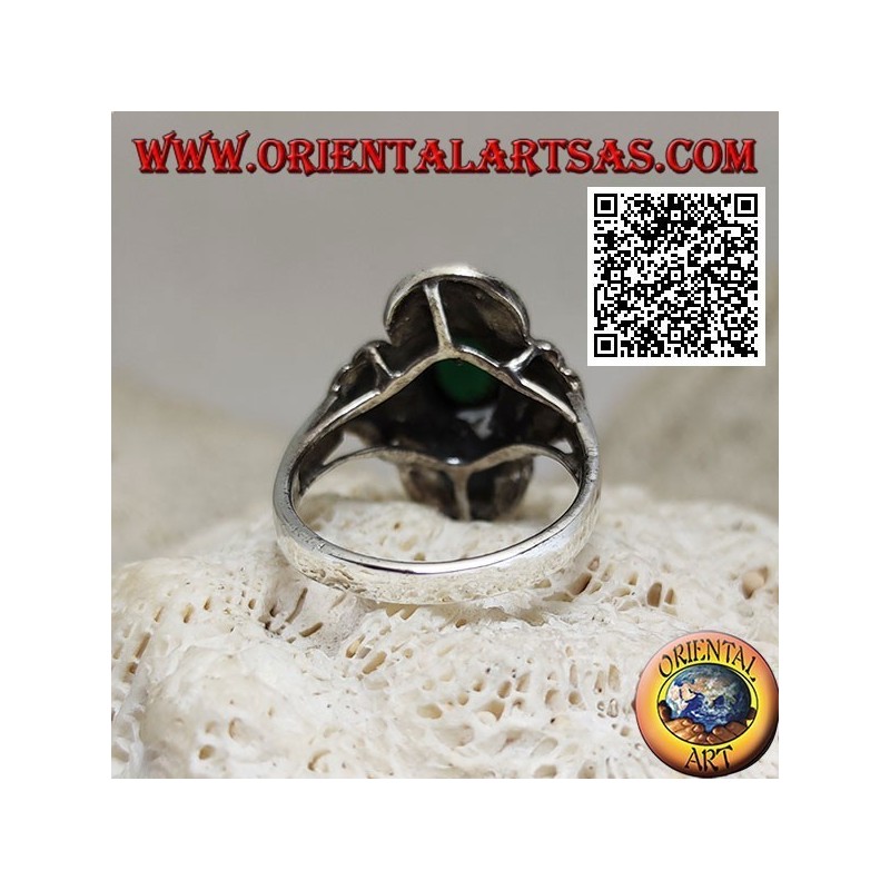Anillo de plata con ágata verde ovalada rodeada de decoración concéntrica tachonada de marcasita