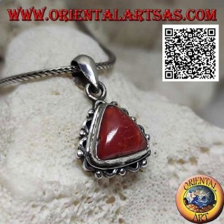 Pendentif en argent avec corail triangulaire tibétain et ondulé sur le bord