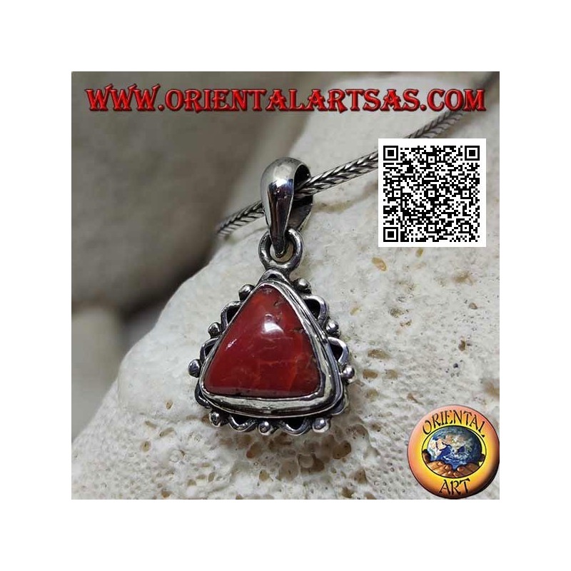 Pendentif en argent avec corail triangulaire tibétain et ondulé sur le bord