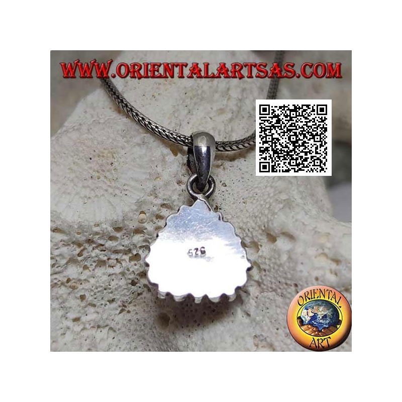 Colgante de plata con coral triangular tibetano y ondulado en el borde