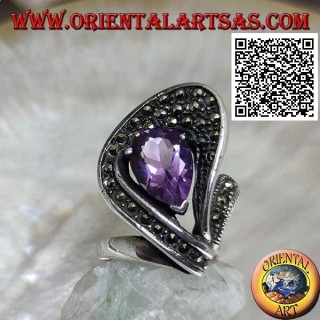 Bague en argent en forme d'éventail parsemée de marcassite avec une améthyste synthétique sertie au centre