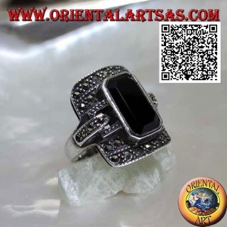 Bague en argent avec onyx taille baguette sur cadre rectangulaire et crochets cloutés de marcassite