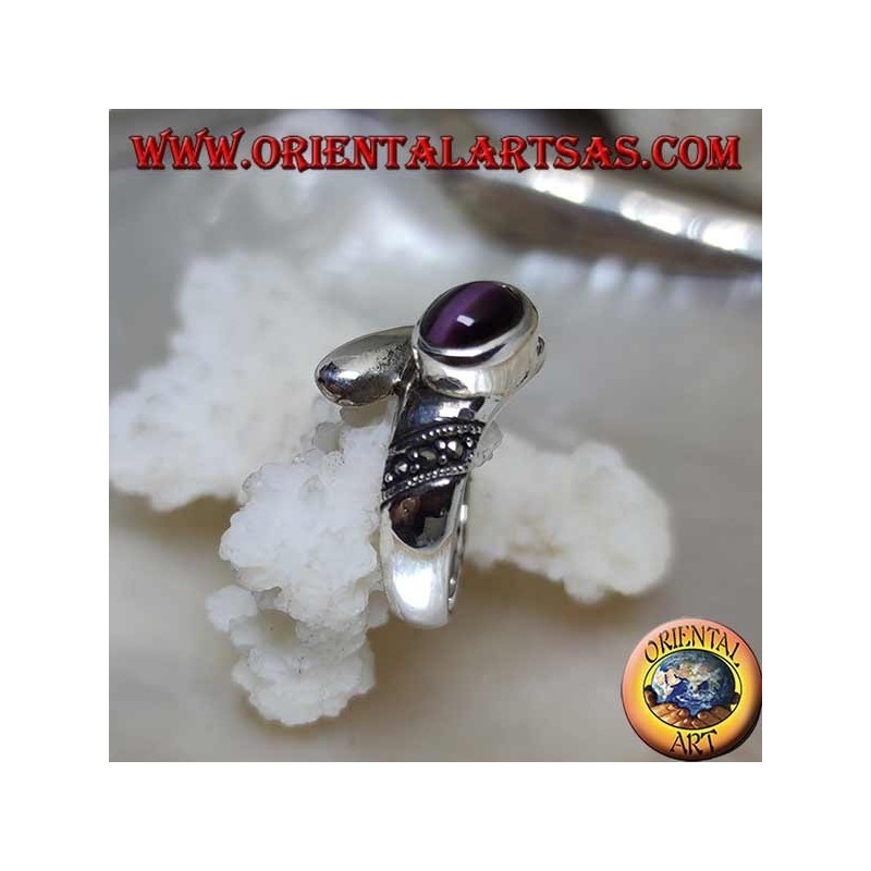 Anillo de plata con banda yuxtapuesta con bandas de crisoberilo y marcasita ojo de gato moradas