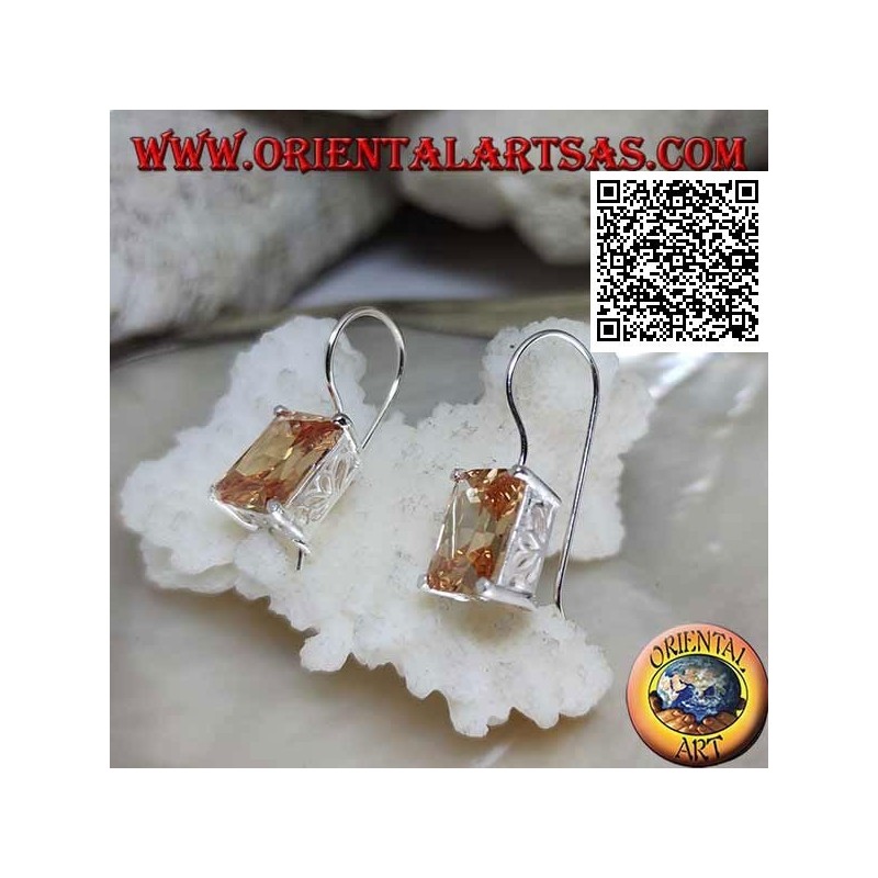 Pendants d'oreilles en argent avec zircon champagne rectangulaire sertis sur une monture lisse avec ouvertures latérales