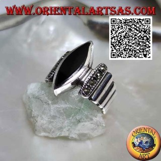 Bague en argent avec bandes verticales lisses parsemées de marcassite avec navette centrale onyx