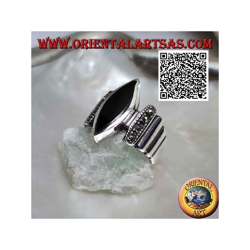 Anillo de plata con bandas verticales lisas tachonadas de marcasita con lanzadera central de ónix