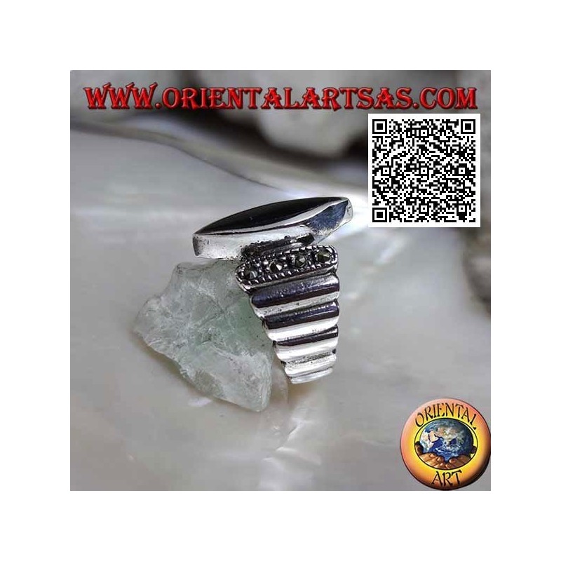 Bague en argent avec bandes verticales lisses parsemées de marcassite avec navette centrale onyx