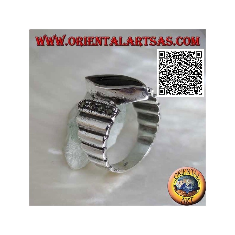 Anello in argento a fasce verticali lisce e tempestate di marcassite con onice a navetta centrale