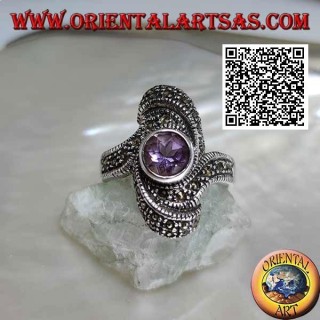 Anillo de plata con amatista redonda natural en el centro de un vórtice ovalado tachonado de marcasita