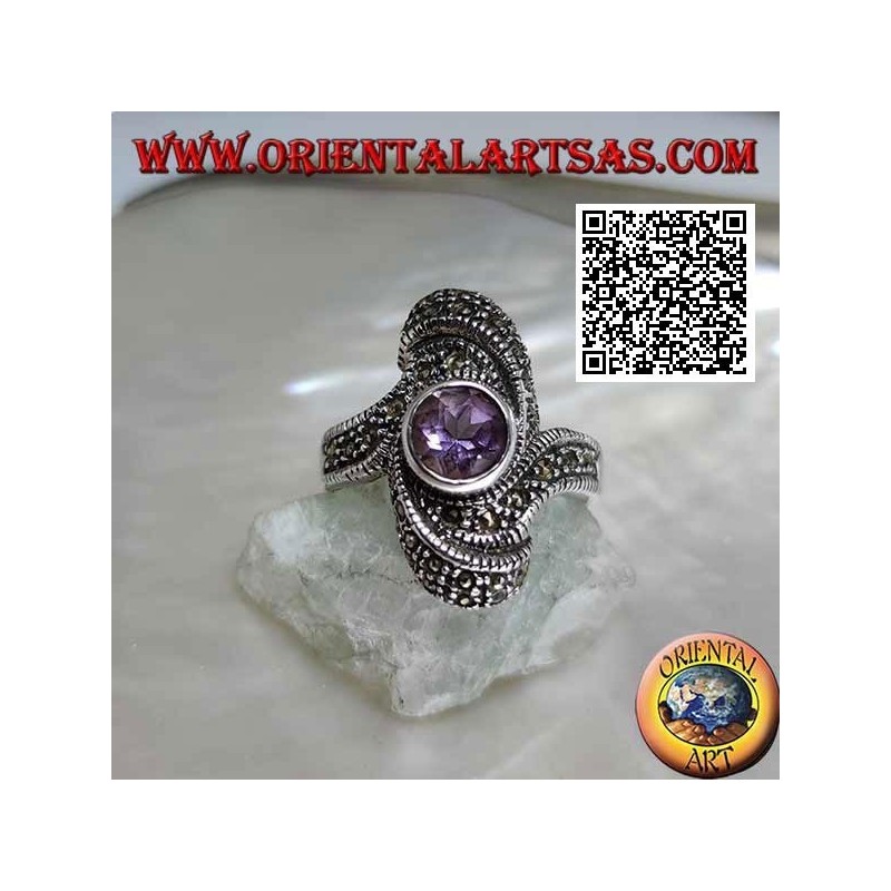 Anello in argento con ametista tonda naturale al centro di un vortice ovale tempestato di marcassite