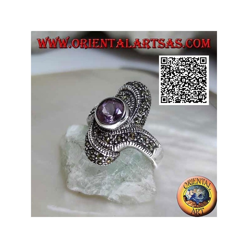 Anello in argento con ametista tonda naturale al centro di un vortice ovale tempestato di marcassite