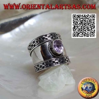 Bague large bande en argent avec améthyste ovale facettée et hachures sur les bords