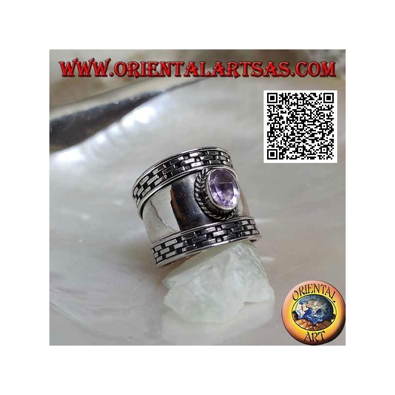 Anillo de plata de banda ancha con amatista facetada ovalada y rayado en los bordes