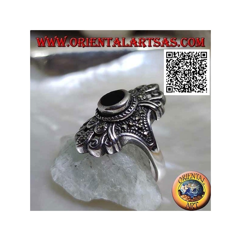 Bague en argent avec onyx rond sur un sertissage florentin parsemé de marcassite