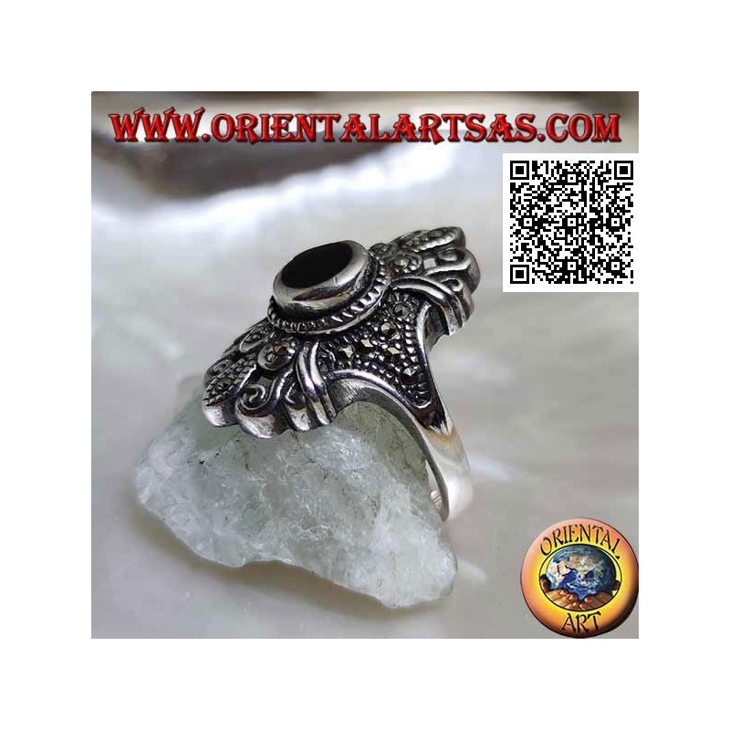 Anillo de plata con ónix redondo en engaste florentino tachonado de marcasita