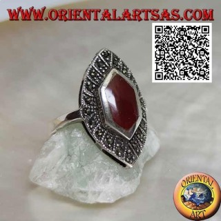Anello in argento con corniola esagonale allungata su montatura a navetta tempestata di marcassite