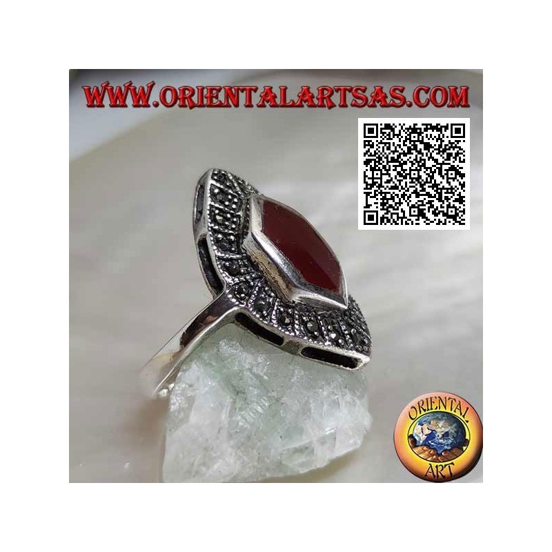 Anillo de plata con cornalina hexagonal alargada en un engaste de lanzadera tachonado de marcasita