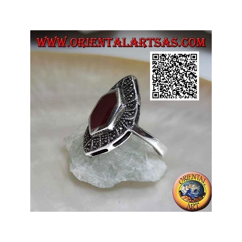 Anello in argento con corniola esagonale allungata a navetta e marcassite