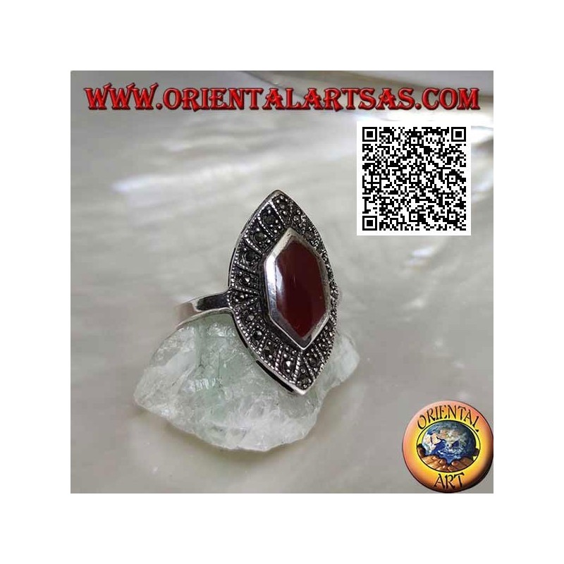 Anello in argento con corniola esagonale allungata a navetta e marcassite