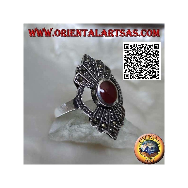 Bague en argent avec cornaline ronde dans le cercle avec un éventail en forme de 5 de marcassite dessus et dessous