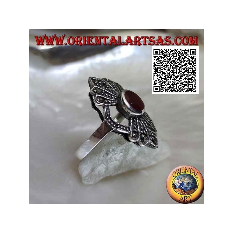 Bague en argent avec cornaline ronde dans le cercle avec un éventail en forme de 5 de marcassite dessus et dessous