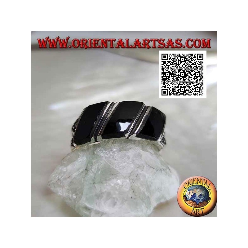 Anillo de plata con tres bandas oblicuas de ónix y marcasita en los lados