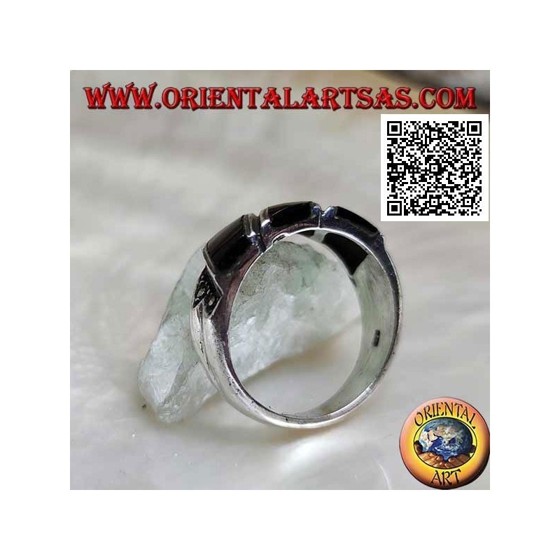 Bague en argent avec trois bandes obliques d'onyx et de marcassite sur les côtés