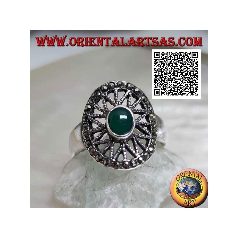 Anillo de plata con ágata verde ovalada en estrella de ocho puntas en el óvalo tachonado de marcasita