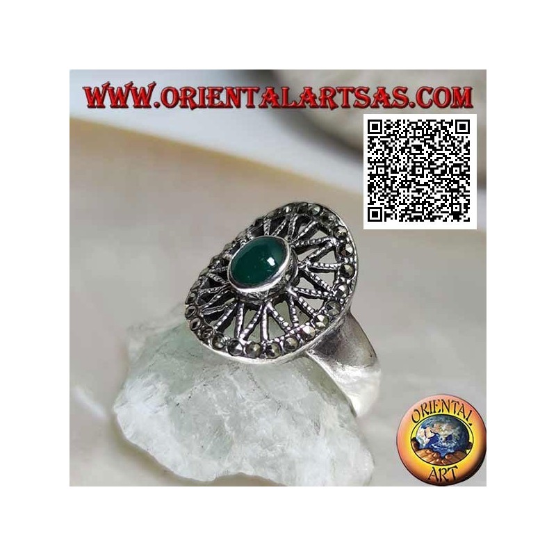 Anello in argento con agata verde ovale su stella a otto punte nell'ovale tempestato di marcassite