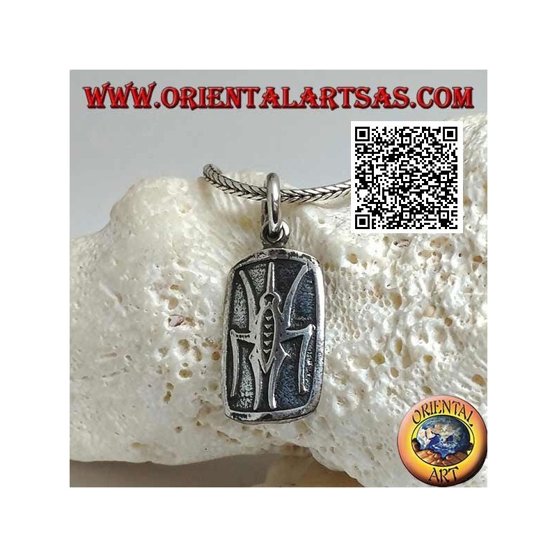 Medalla colgante de plata con escarabajo pelotero (símbolo egipcio de la resurrección) en bajorrelieve
