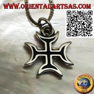 Colgante de cruz de plata maciza con estructura hueca