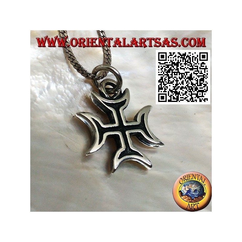 Colgante de cruz de plata maciza con estructura hueca