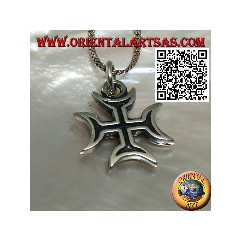 Colgante de cruz de plata maciza con estructura hueca