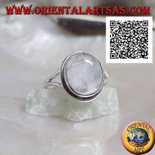 Anillo de plata con piedra lunar ovalada cabujón en engaste sencillo y calado triangular en los laterales