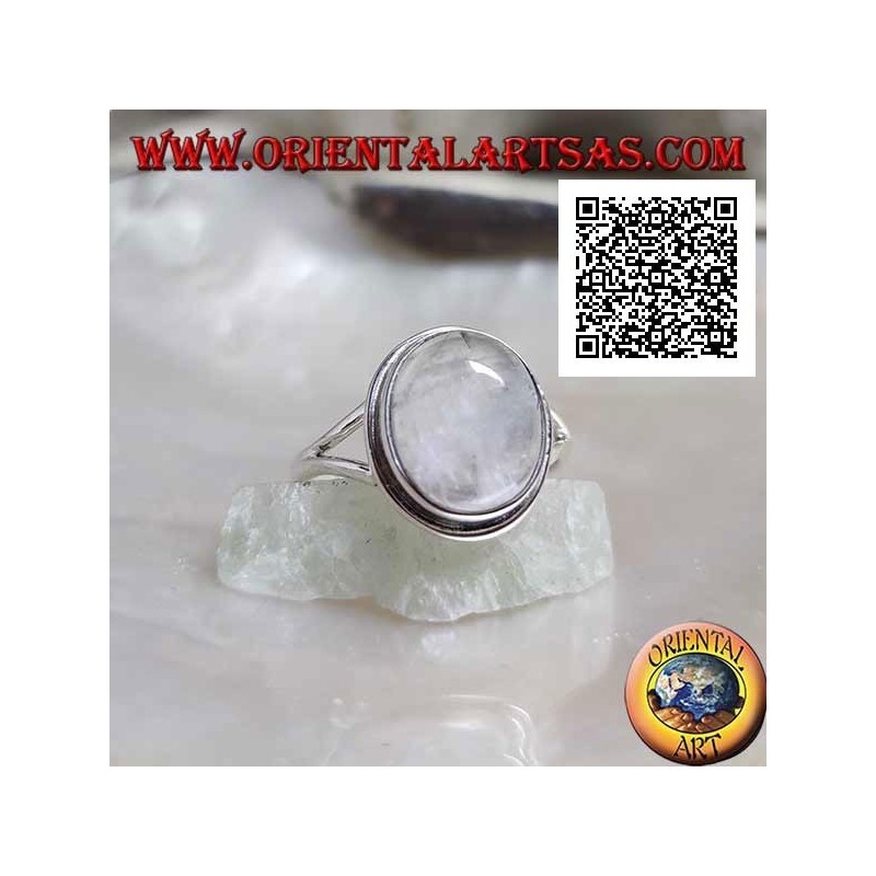 Anello in argento con pietra di luna ovale cabochon su montatura semplice e traforo triangolare sui lati