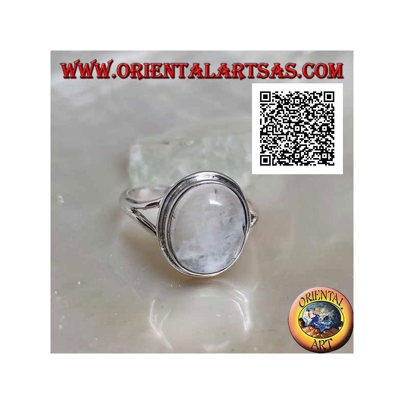 Anello in argento con pietra di luna ovale cabochon su montatura semplice e traforo triangolare sui lati