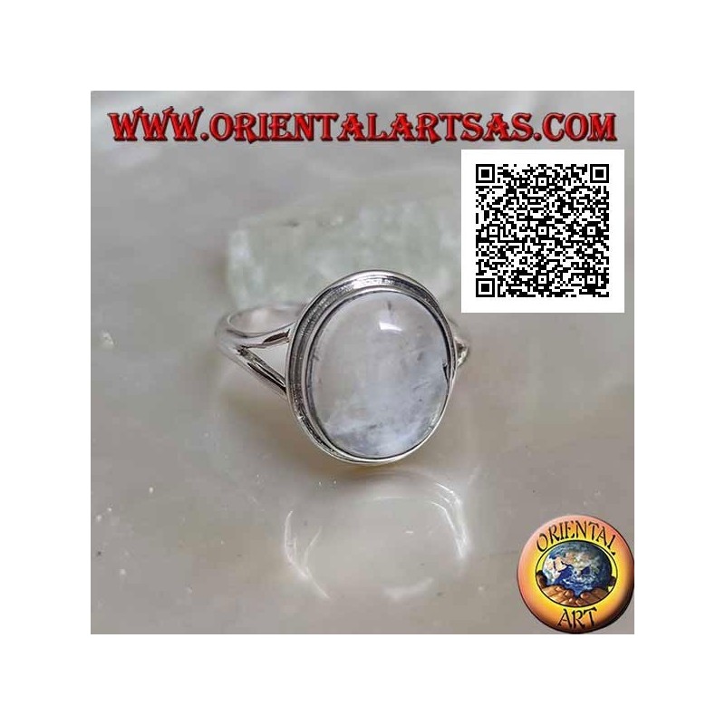 Anillo de plata con piedra lunar ovalada cabujón en engaste sencillo y calado triangular en los laterales