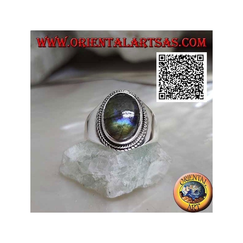 Bague en argent avec labradorite ovale entourée d'entrelacements sur un sertissage lisse