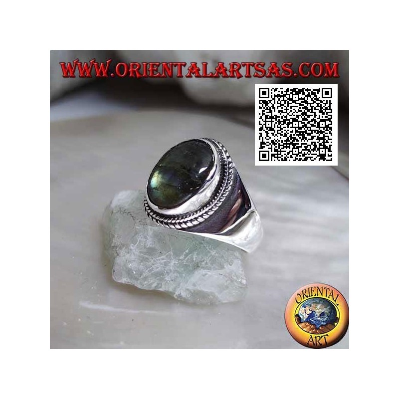 Anello in argento a fascia con labradorite ovale contornata da intreccio su montatura liscia