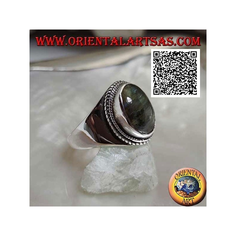 Anillo de plata con labradorita ovalada rodeada de entretejidos en un entorno suave