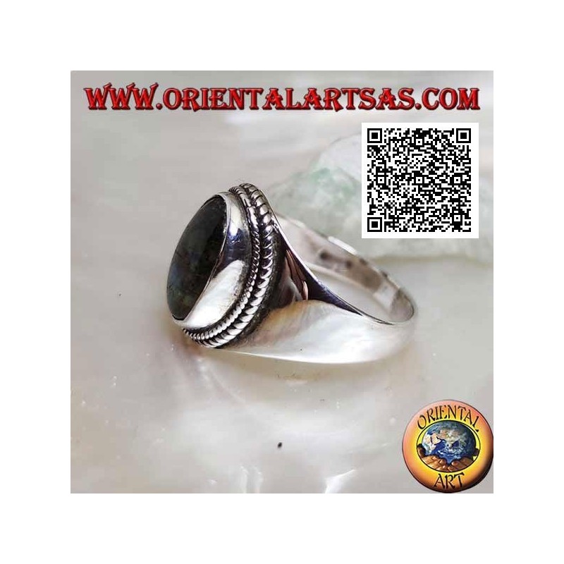 Anello in argento a fascia con labradorite ovale contornata da intreccio su montatura liscia
