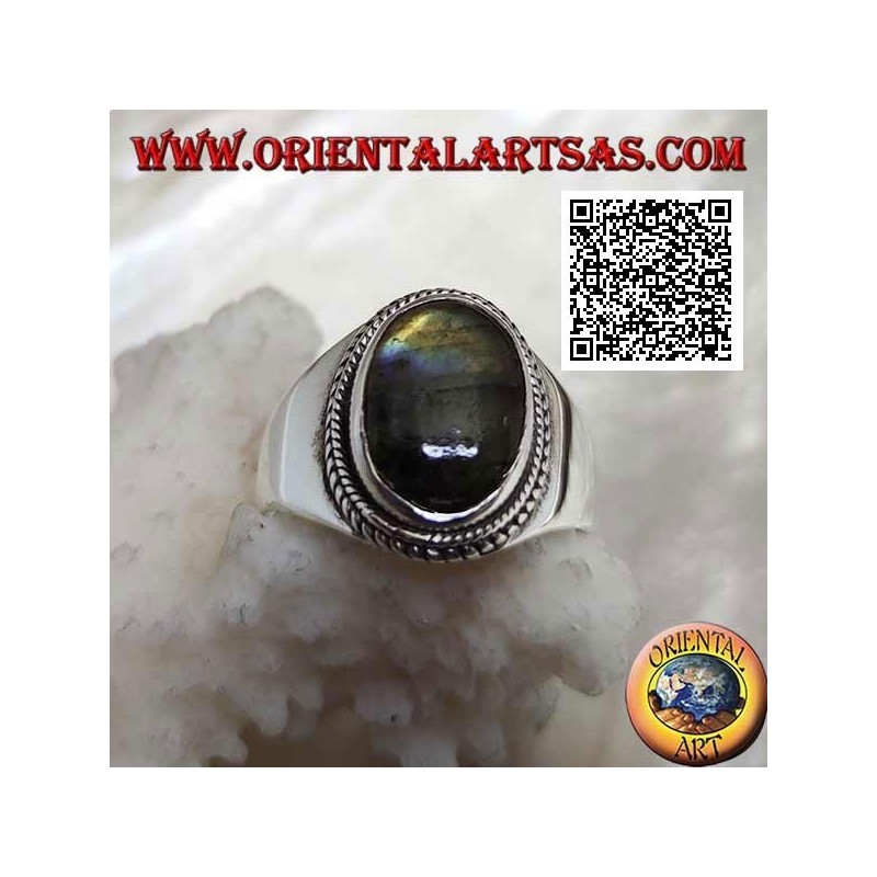 Anillo de plata con labradorita ovalada rodeada de entretejidos en un entorno suave